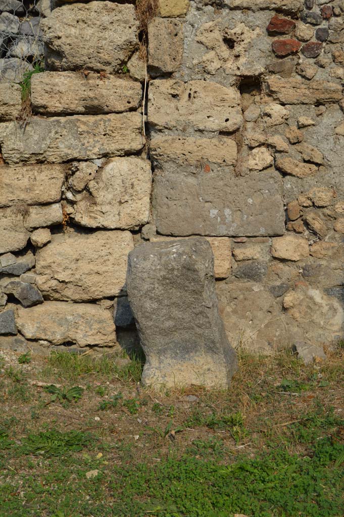 Fountain at 1.5.2, Pompeii. October 2017. Stone in road on east side of Vicolo del Citarista opposite the fountain.
Foto Taylor Lauritsen, ERC Grant 681269 D�COR.

