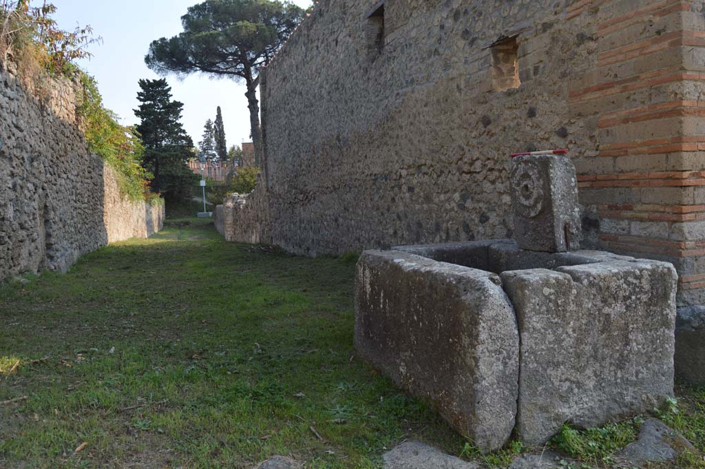 Fountain at 1.5.2, Pompeii. October 2017. Fountain looking south on Vicolo del Citarista.
Foto Taylor Lauritsen, ERC Grant 681269 D�COR.
