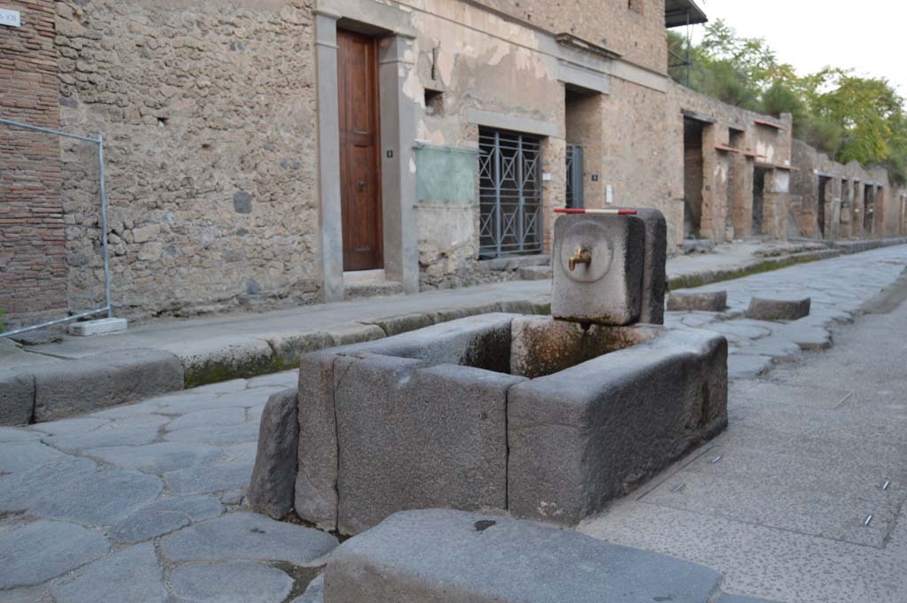 Fountain outside I.9.1 on Via dell� Abbondanza. October 2018. West and south sides of fountain.
Foto Taylor Lauritsen, ERC Grant 681269 D�COR.

