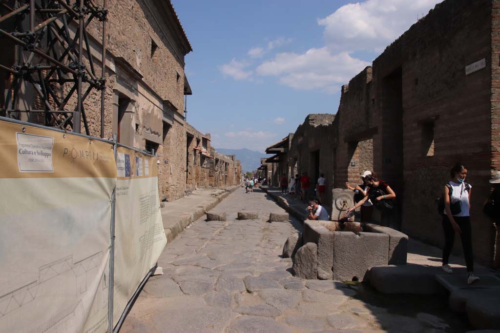 Fountain outside I.9.1 on Via dell� Abbondanza. September 2021. Looking east. Photo courtesy of Klaus Heese.