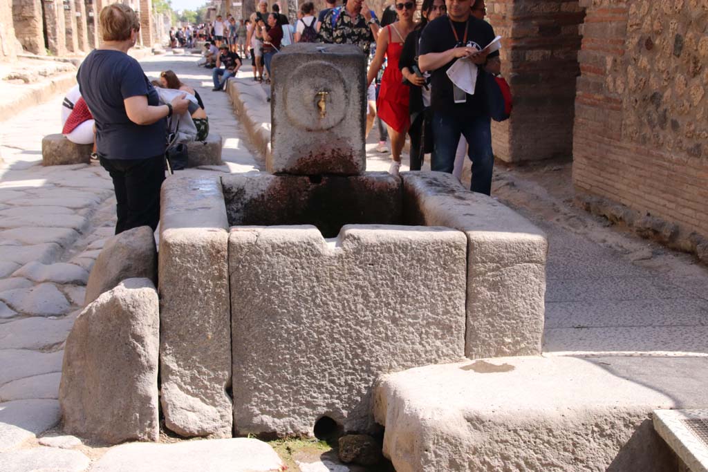 Fountain outside I.9.1 on Via dell�Abbondanza. September 2019. Looking east. Photo courtesy of Klaus Heese.