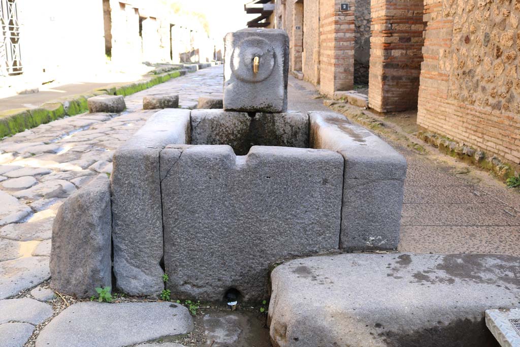 Fountain outside I.9.1 on Via dell�Abbondanza. December 2018. West side of fountain, looking east. Photo courtesy of Aude Durand.