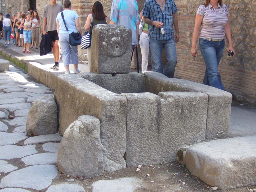 Fountain outside I.9.1 on Via dell�Abbondanza. September 2005. North and west sides of fountain.