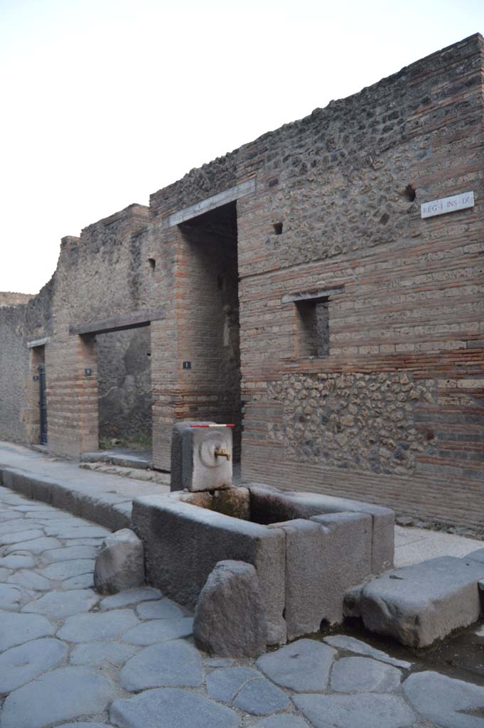 Fountain outside I.9.1 on Via dell� Abbondanza. October 2018. North and west sides.
Foto Taylor Lauritsen, ERC Grant 681269 D�COR.

