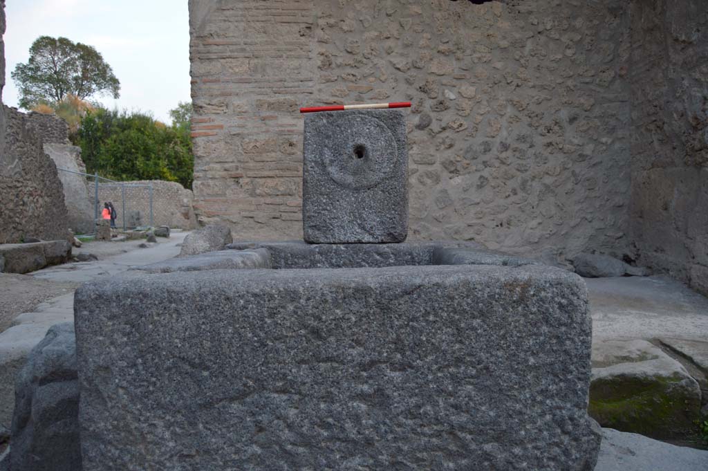 Fountain at I.10.1 Pompeii. October 2017. North side of fountain.
Foto Taylor Lauritsen, ERC Grant 681269 D�COR.
