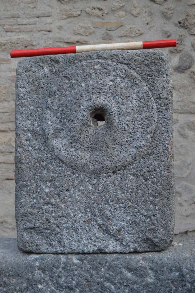 Fountain at I.10.1 Pompeii. October 2017. Fountain head with relief of patera.
Foto Taylor Lauritsen, ERC Grant 681269 D�COR.
