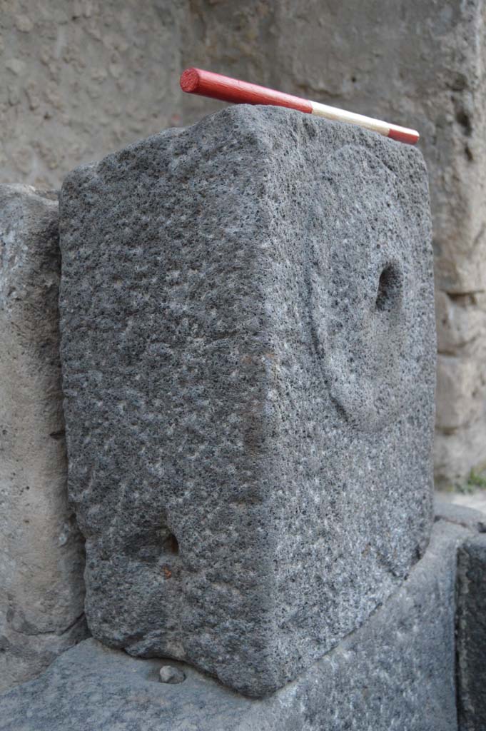 Fountain at I.10.1 Pompeii. October 2017.Side view of fountain head.
Foto Taylor Lauritsen, ERC Grant 681269 D�COR.
