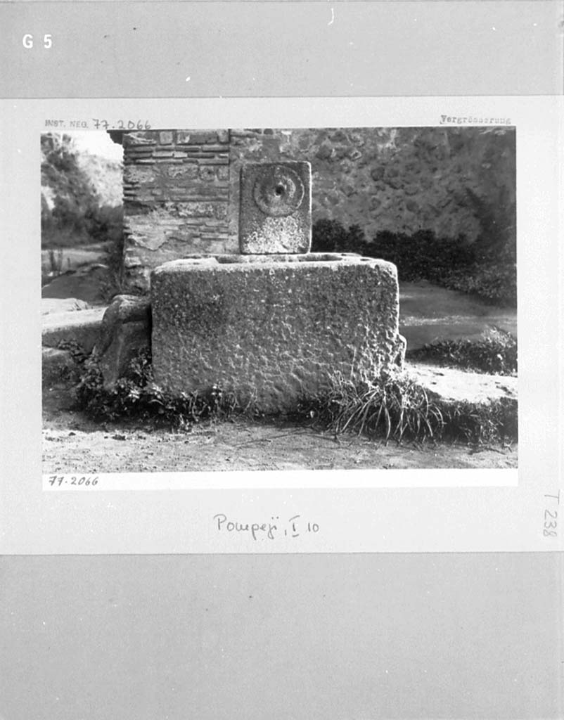 Fountain at I.10.1 Pompeii. 1977?
DAIR 77.2066. Photo � Deutsches Arch�ologisches Institut, Abteilung Rom, Arkiv. 
Foto Taylor Lauritsen, ERC Grant 681269 D�COR.
