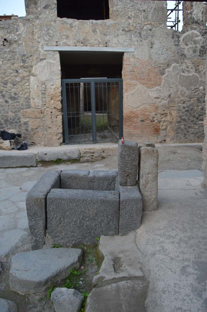 Fountain at I.10.1 Pompeii. October 2017. West side of fountain.
Foto Taylor Lauritsen, ERC Grant 681269 D�COR.
