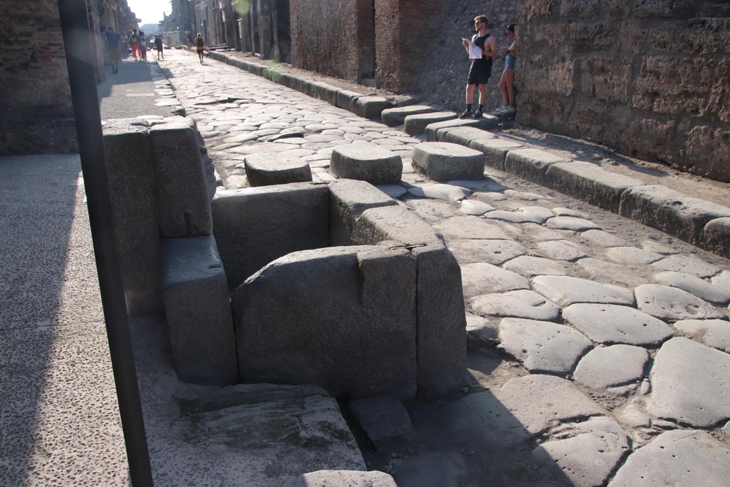 Fountain outside I.12.2 on Via dell’Abbondanza. October 2023. Looking west. Photo courtesy of Klaus Heese.