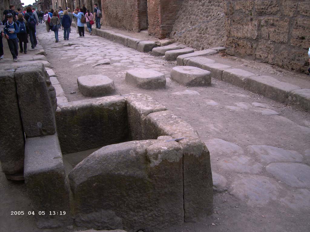Fountain outside I.12.2 on Via dell’ Abbondanza. April 2005. Looking west. Photo courtesy of Klaus Heese.