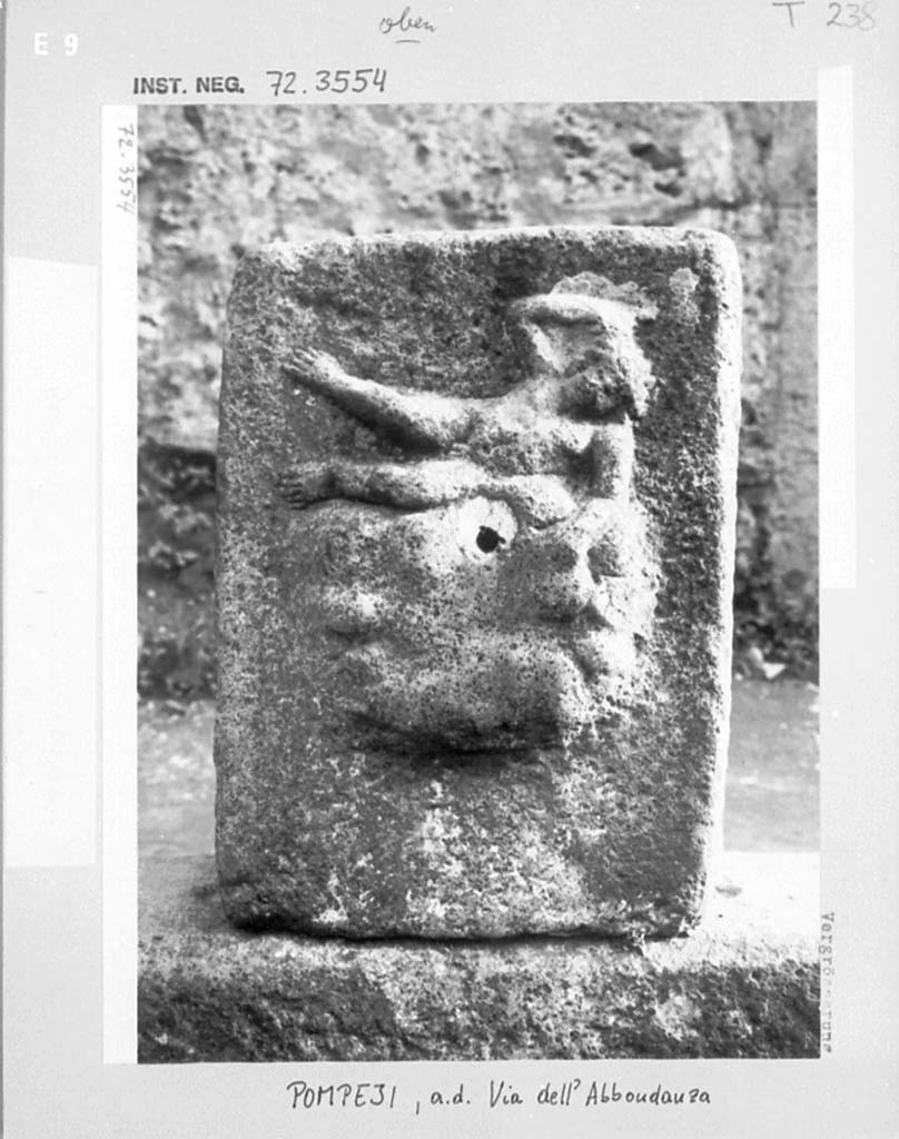 Fountain outside I.12.2 on Via dell’ Abbondanza. 
DAIR 72.3554. Photo © Deutsches Archäologisches Institut, Abteilung Rom, Arkiv.
Foto Taylor Lauritsen, ERC Grant 681269 DÉCOR.
