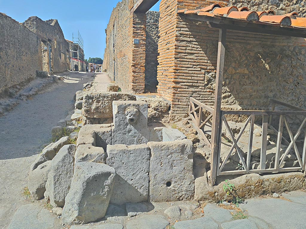 Fountain at 1.13.10, Pompeii. September 2024. 
Looking west towards fountain at junction on Via di Nocera, at junction with Via di Castricio. Photo courtesy of Giuseppe Ciaramella.

