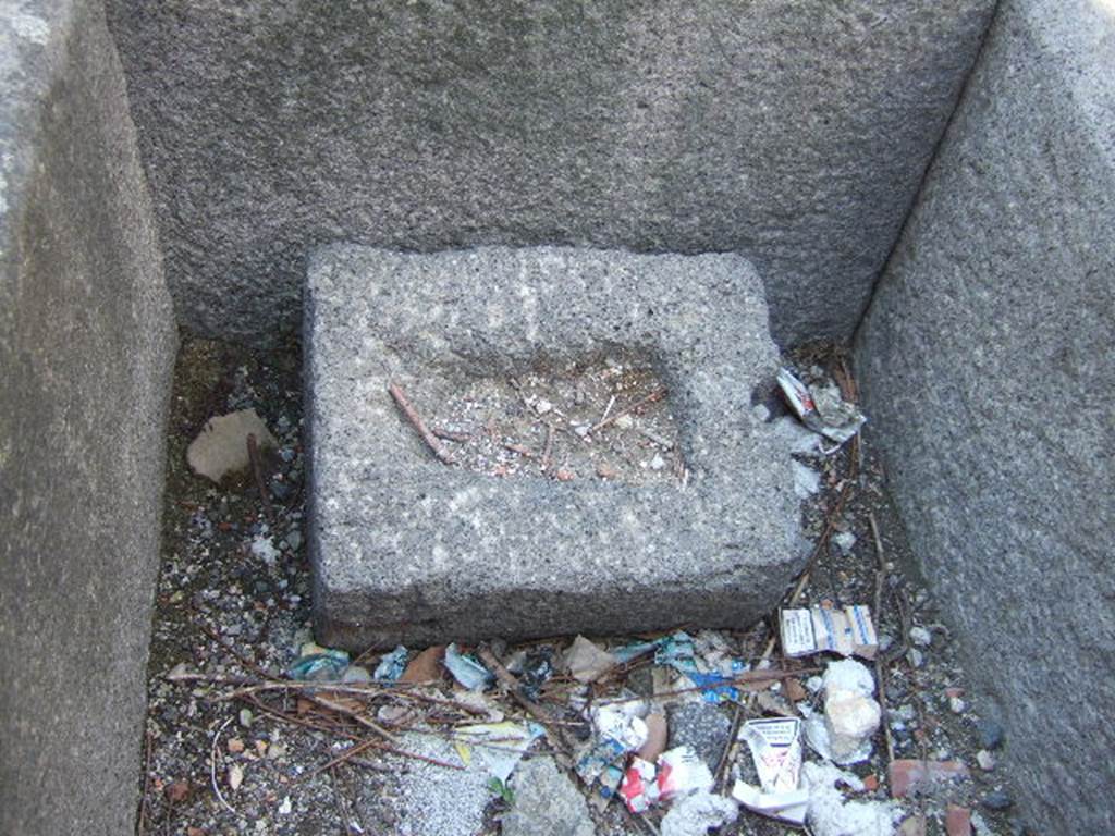 Fountain outside I.16.4. May 2006. Interior of fountain basin.