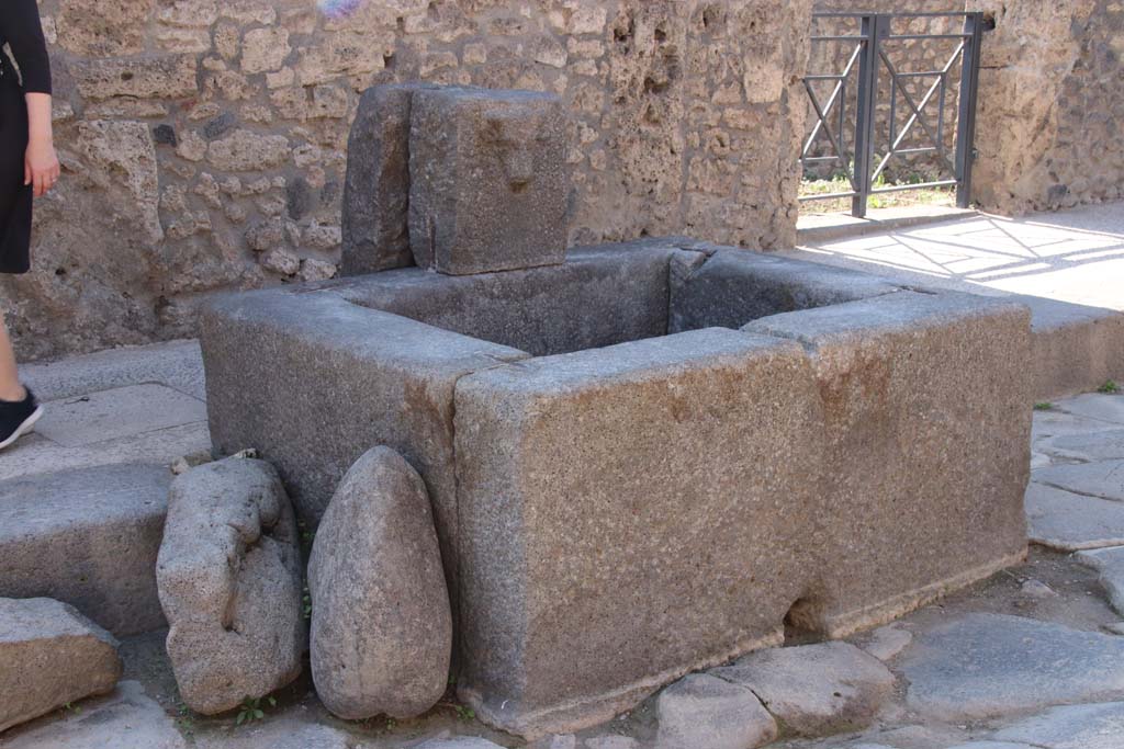 Fountain on Via dell� Abbondanza between II.1.2 and II.1.3. September 2017. Photo courtesy of Klaus Heese.

