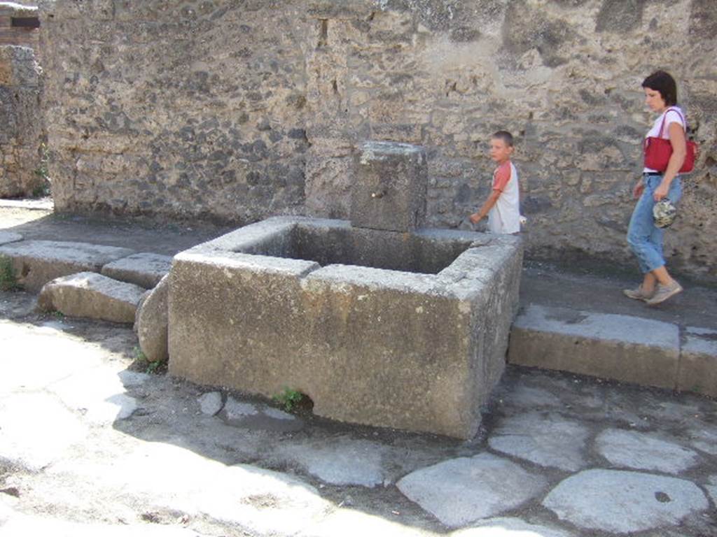 Fountain on Via dell� Abbondanza between II.1.2 and II.1.3. September 2005. Looking south.