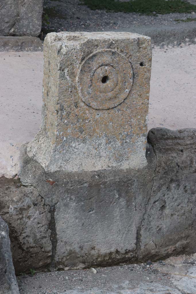 V.1.3 Pompeii. September 2017. Looking north at fountain between V.1.3 and V.1.4. with detail of relief of �patera� or plate.
Photo courtesy of Klaus Heese.
