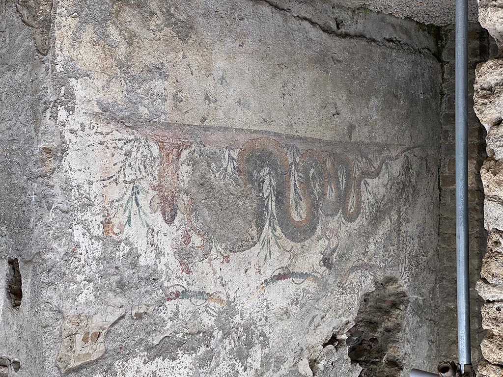 Pompeii Fountain at V.8, on north-east side of junction. November 2021. 
Painted street shrine at the rear of the Well, on north side of Vicolo delle Nozze d’Argento. 
Photo courtesy of Joonas Vanhala.
