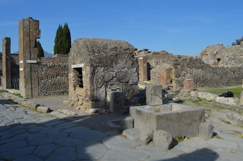 Pompeii Fountain at VI.1.19, October 2017. 
Looking north-east on Via Consolare, towards well, street shrine and fountain, at junction with Vicolo di Narciso.
Foto Taylor Lauritsen, ERC Grant 681269 D�COR.


