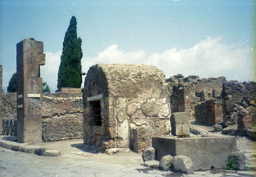 VI.1.19  Pompeii. July 2011. Public well. Photo courtesy of Rick Bauer.