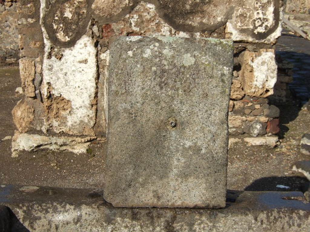 Pompeii. Fountain at VI.1.19. December 2005. Fountain feed on pilaster with relief of Silenus as a fountain-god?, no longer visible. See Eschebach, L., 1993. Geb�udeverzeichnis und Stadtplan der antiken Stadt Pompeji. K�ln: B�hlau. (p.155)

