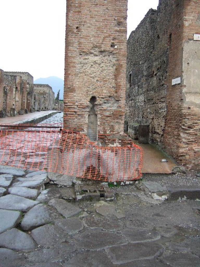 Fountain? at base of Arch of Caligula on Via Mercurio at VI.10.10. May 2005.