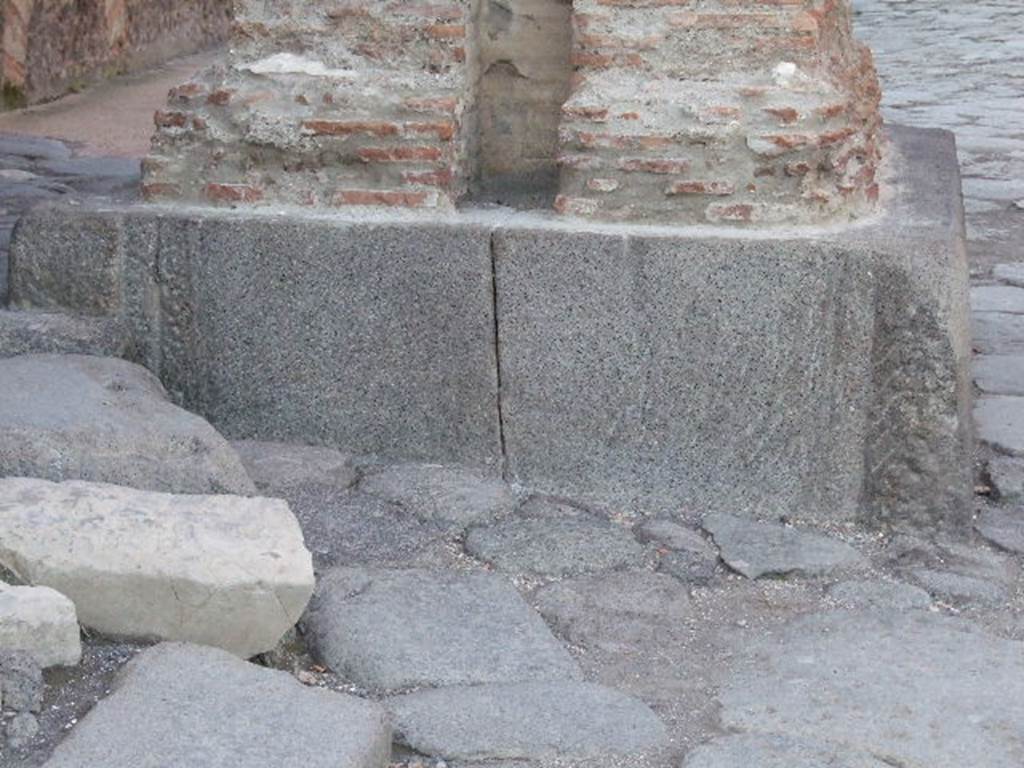 Fountain at base of Arch of Caligula on Via Mercurio at VI.10.10. December 2006. 
The junctions of the original fountain basins can be seen.
Nach Hans Eschebach: Am Bogen des Caligula der ebenfalls in Marmor inkrustiert war, sieht man an der S�dseite die Ans�tze f�r zwei sp�ter entfernte Lavabecken. 

According to Hans Eschebach: At the arch of the Caligula, which was also clad in marble, you can see on the south sides the junctions for two later removed lava corners. 
See Eschebach, H., 1983. Pompeii, Herculaneum, Stabiae; Bollettino dell�Associazione Internazionale Amici di Pompei 1, p. 13 Kat Nr. 15, p. 26-7, fig. 38. 
