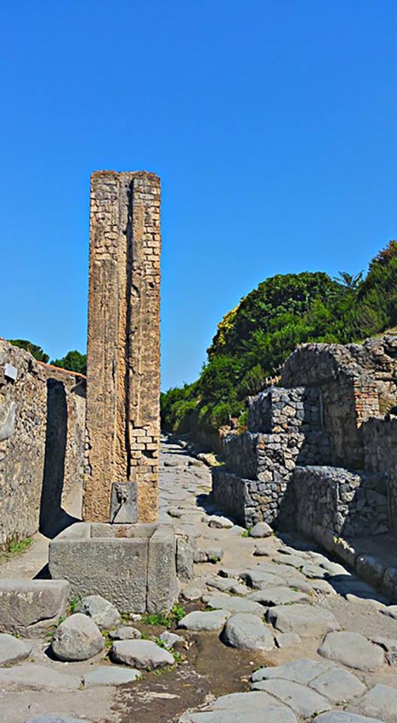 Fountain and water column between VI.16.3 and VI.16.4. 2015/2016.
Looking north on Via del Vesuvio. Photo courtesy of Giuseppe Ciaramella.
