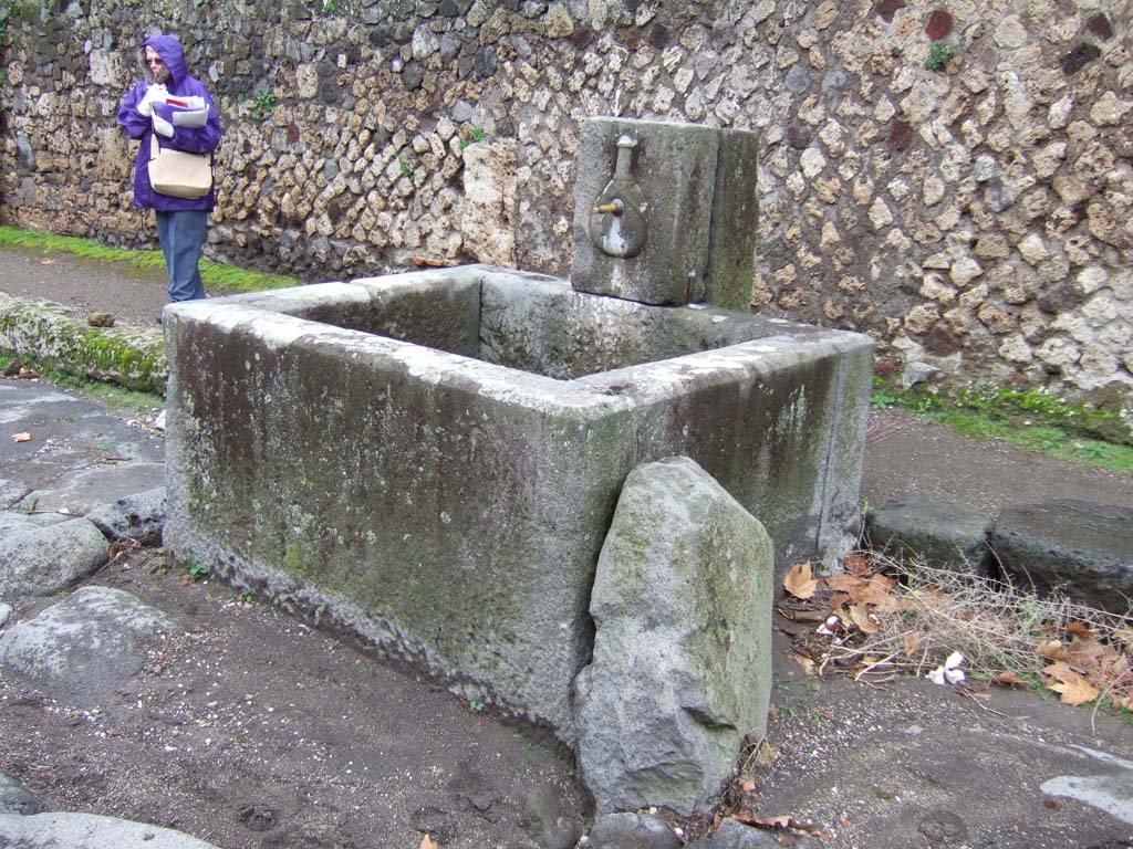 Fountain at VI.16.19. December 2005. Looking south-west.