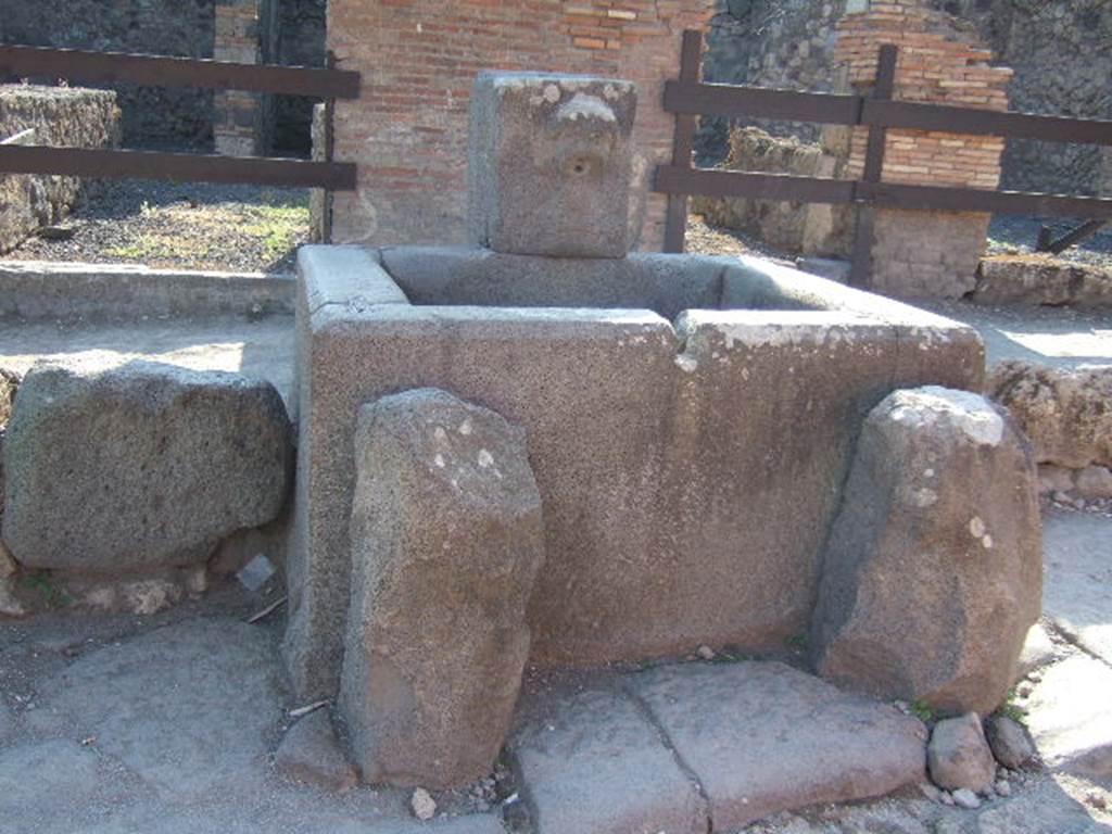 Fountain outside VII.1.32 and VII.1.33, September 2005.