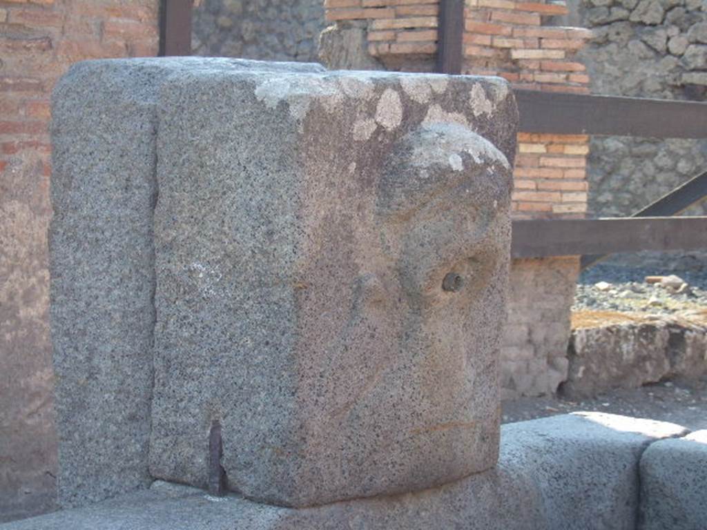 Fountain outside VII.1.32 and VII.1.33, September 2005.