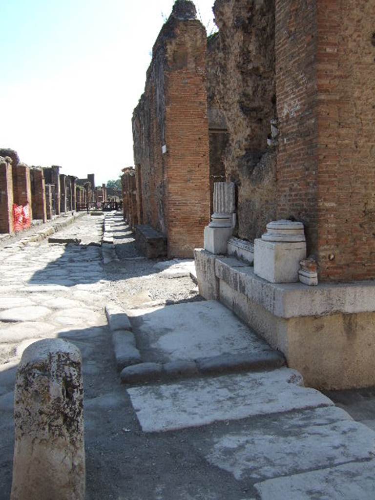 Fountain in arch at north-east corner of Forum. May 2006. Looking east across north side.