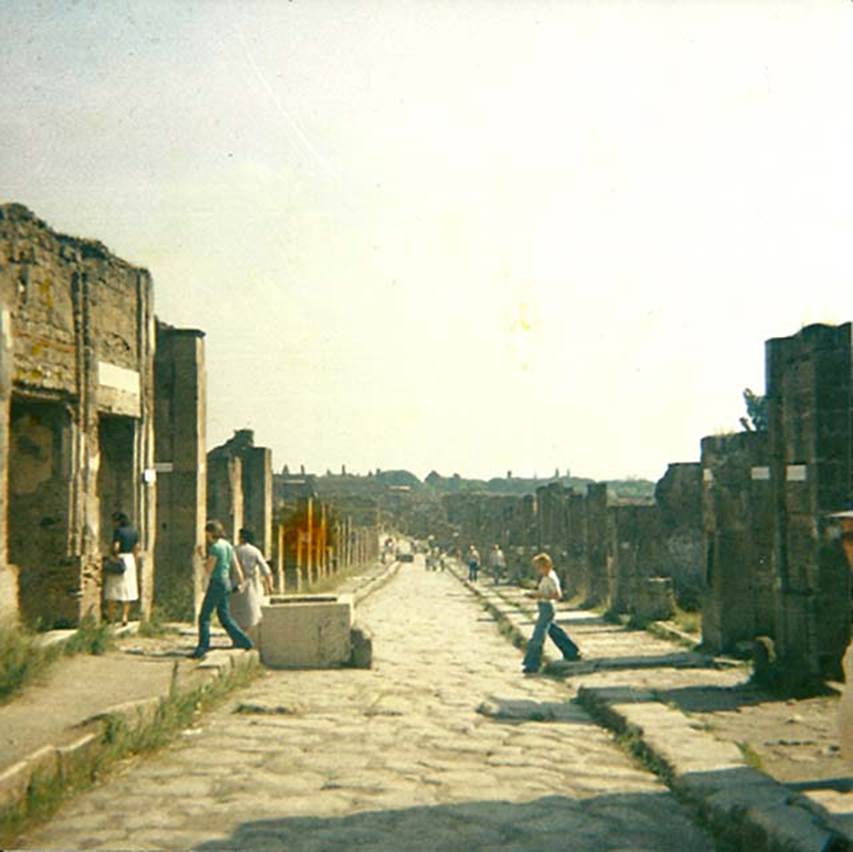 Via dell�Abbondanza, Pompeii. 1978. Looking east to fountain near VII.9.68/67. Photo courtesy of Roberta Falanelli.