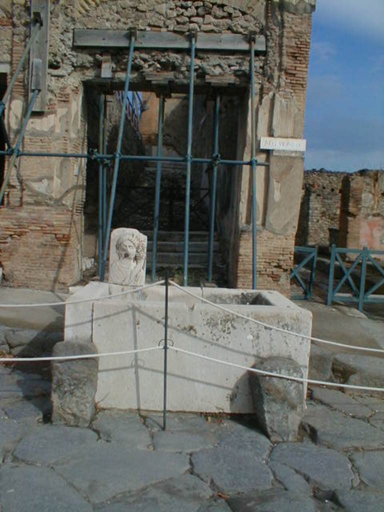 VII.9.67 Rear stairs from Eumachia�s building and fountain on Via dell� Abbondanza. September 2005. Looking north.