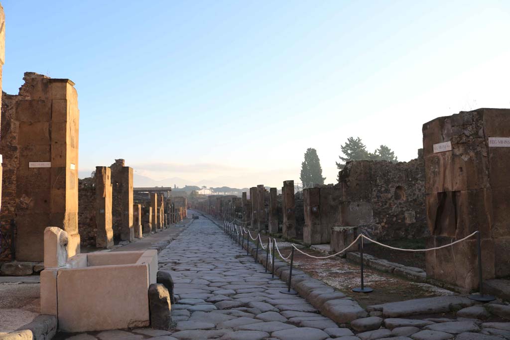 Fountain outside VII.9.67. Via dell�Abbondanza, Pompeii. December 2018. 
Looking east between VII.13, on left behind fountain, and VIII.5, on right. Photo courtesy of Aude Durand.

