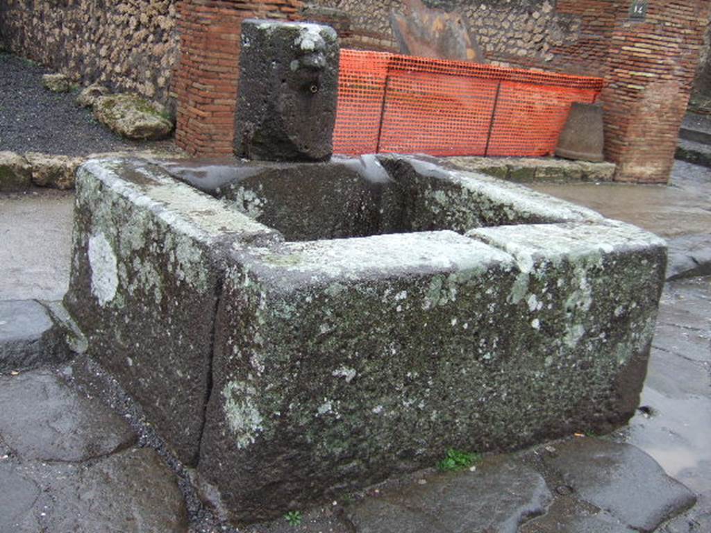 Fountain outside VII.14.13 and VII.14.14 on Via dell�Abbondanza. December 2005. Looking north-east.