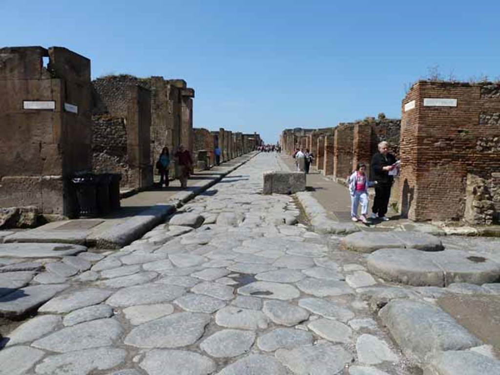 Fountain outside VII.14.13 and VII.14.14 on Via dell�Abbondanza. May 2010. Looking west to crossroads with Via dei Teatri, on left, and Vicolo del Lupanare, on right.