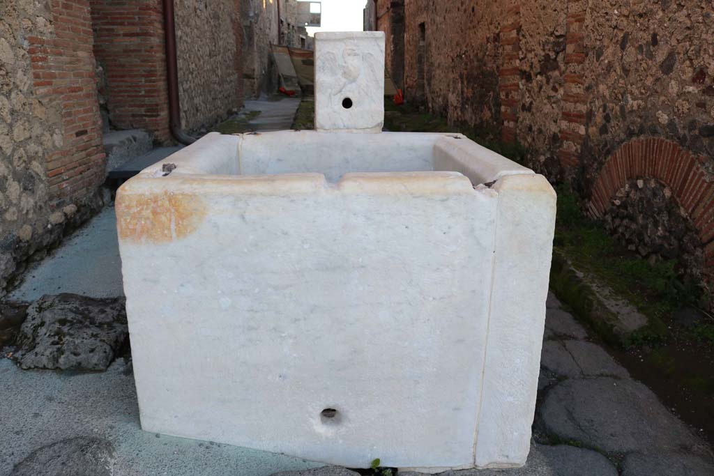 VII.15.1 Pompeii. December 2018. Looking east towards fountain in Vicolo del Gallo. Photo courtesy of Aude Durand. 
