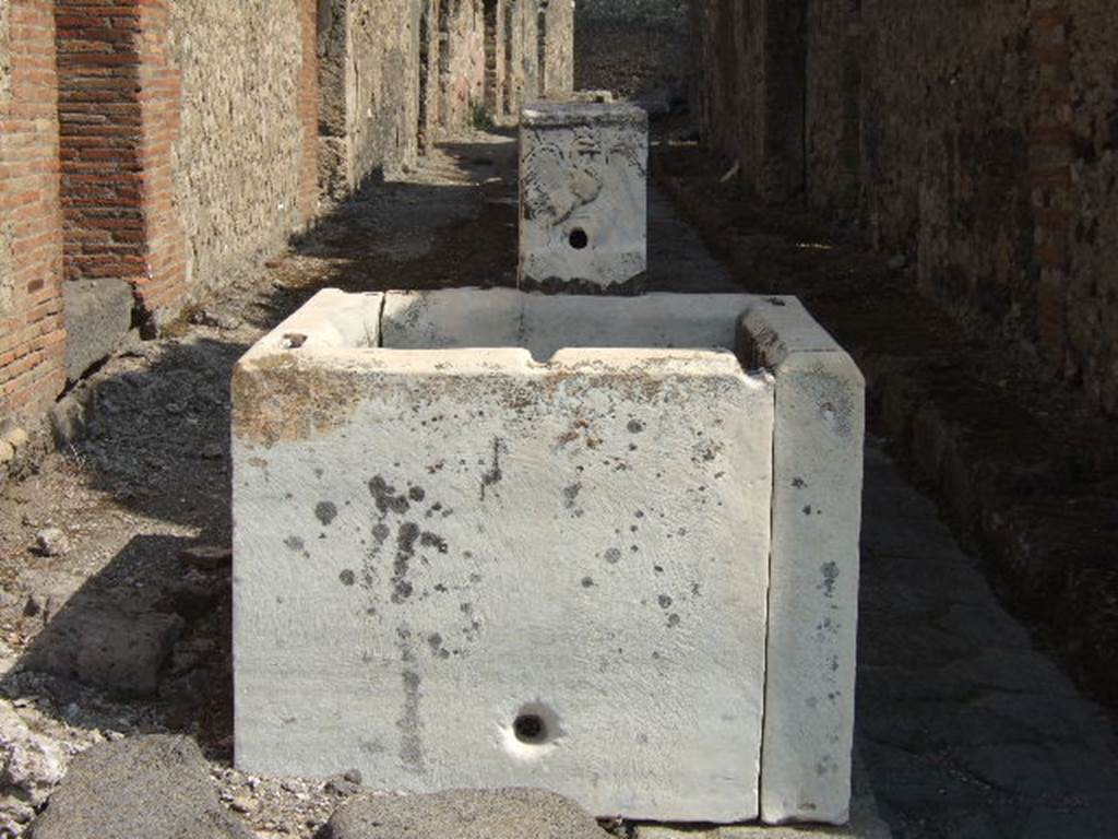 VII.15.1 Pompeii. September 2005. Marble fountain in Vicolo del Gallo.  Note: this fountain is in the centre of the vicolo.     