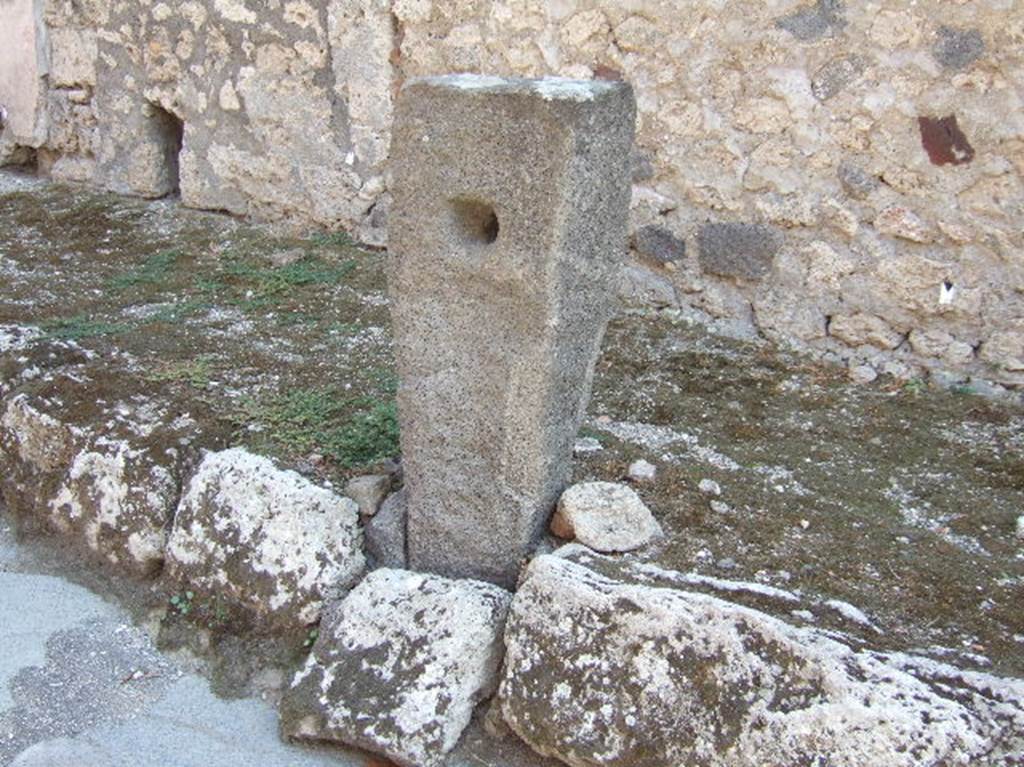 Fountain between VII.15.12 and VII.15.13. September 2005. Looking south.
Nach Eschebach: Stark ausgewaschen L�wenprotome?
According to Eschebach: Heavily eroded lion head relief?
See Eschebach, H., 1983. Pompeii, Herculaneum, Stabiae; Bollettino dell�Associazione Internazionale Amici di Pompei 1, p. 14, Kat.Nr. 30, fig. 24. 
