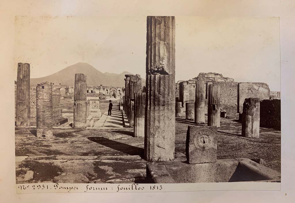 Fountain outside VIII.2.11, Pompeii. 
From an album of Michele Amodio dated 1874, entitled �Pompei, destroyed on 23 November 79, discovered in 1745�. 
Looking north towards Forum from fountain at end of Via delle Scuole. Photo courtesy of Rick Bauer.

