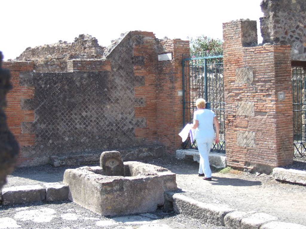 Fountain at VIII.2.20 at southern end of Via delle Scuole. September 2005. Looking south.