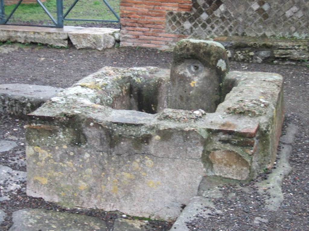 Fountain at VIII.2.20. December 2005. Looking south.