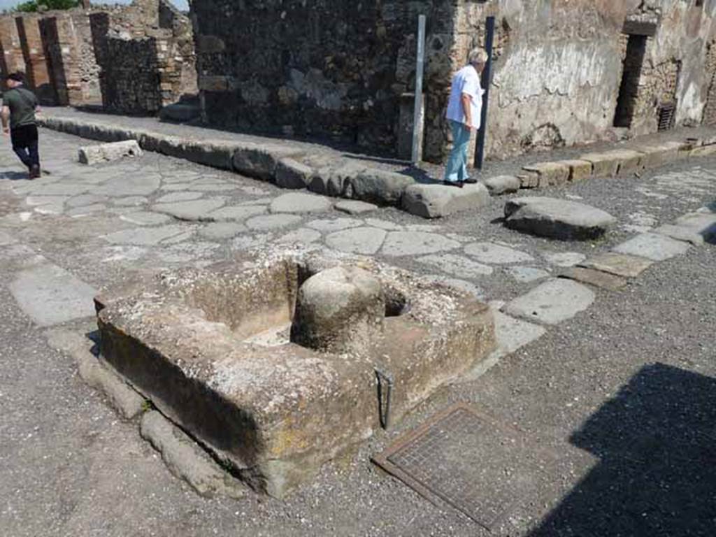 Fountain outside VIII.2.20. Via delle Scuole. May 2010. Looking north-east across the rear of the fountain and the junction with Vicolo della Regina, at the southern end.