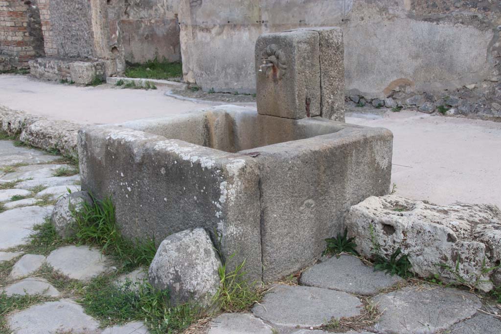 Fountain outside IX.8.1 on the Via di Nola, September 2017. Looking south-east. Photo courtesy of Klaus Heese.