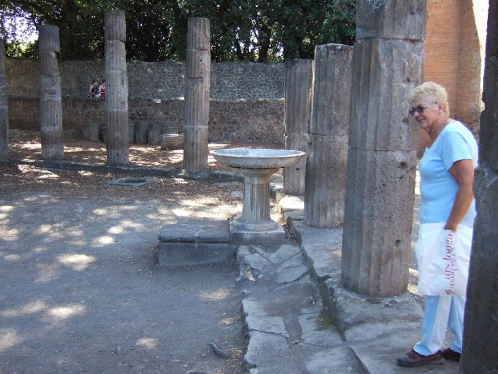 Fountain on Triangular Forum. September 2005. Triangular Forum north side with fountain, looking west.