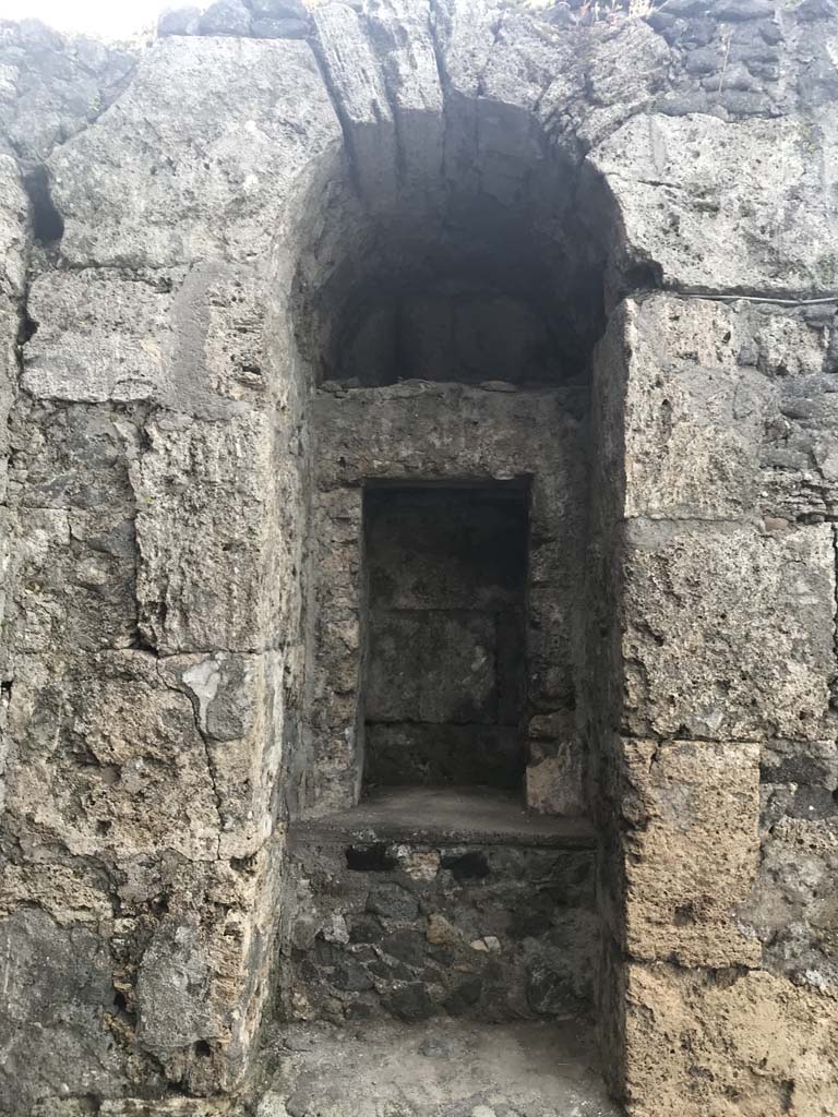 Pompeii Porta Marina. April 2019. South side of gate.
Niche on right hand side (south) where part of a terracotta statue of Minerva was found.
Photo courtesy of Rick Bauer.
