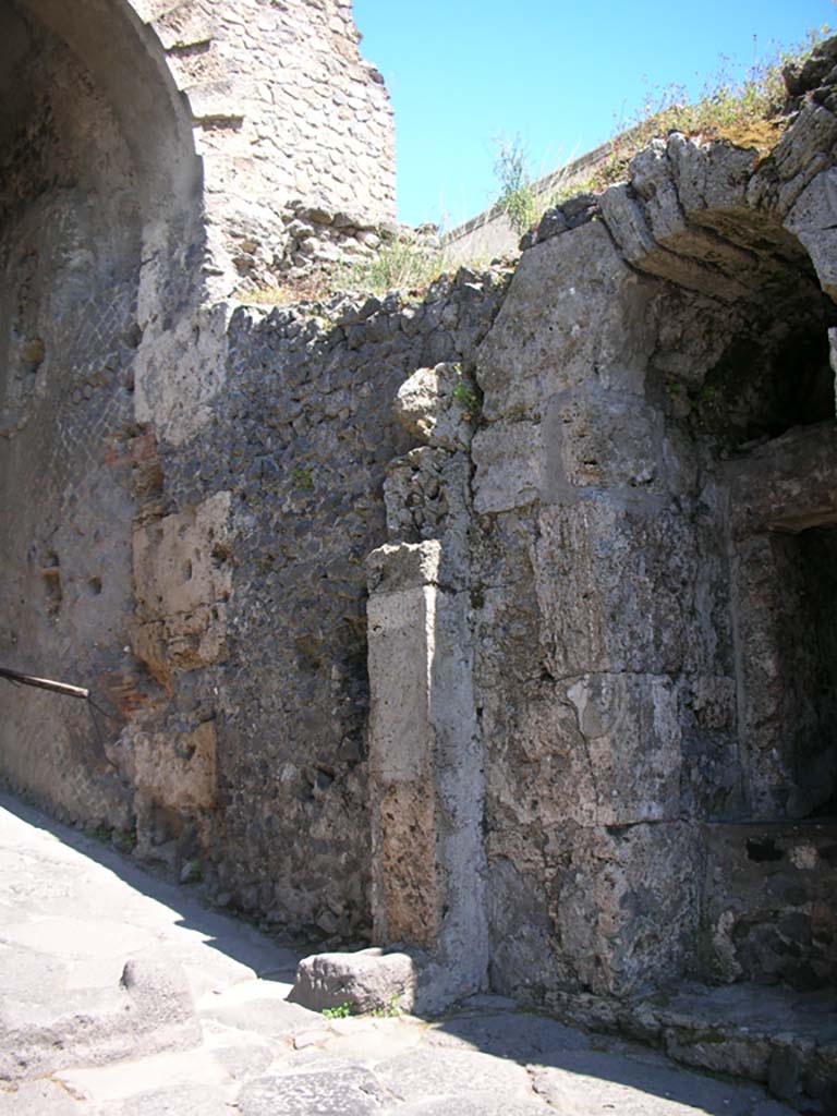 Porta Marina, Pompeii. May 2011.
South wall on west side of arched niche. Photo courtesy of Ivo van der Graaff.