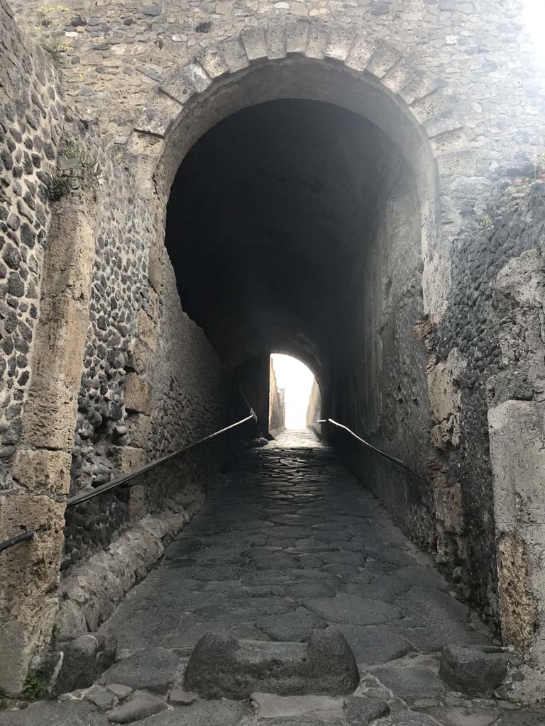 Pompeii Porta Marina. April 2019. Looking east through tunnel under arch, into city.
Photo courtesy of Rick Bauer.