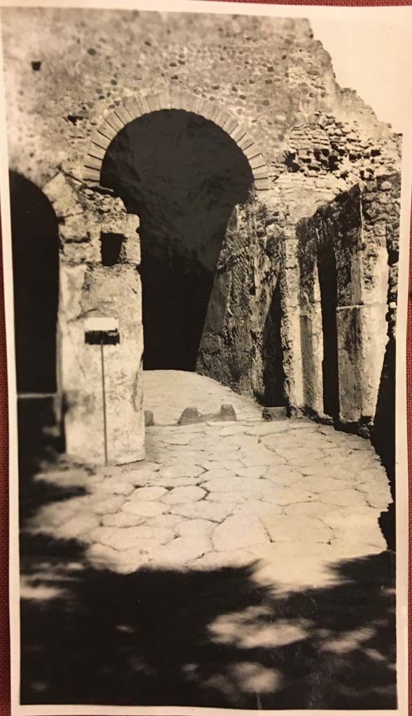 Pompeii Porta Marina. 1928. Looking east through tunnel under arch, into city.
Photo courtesy of Rick Bauer.